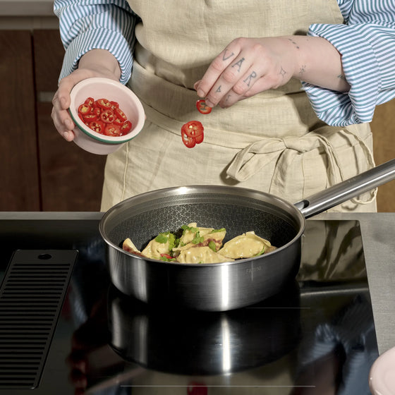 Hluboká pánev Hybrid, ø 24 cm (2,5 l) - Nerezová beznýtová pánev s keramickým hybridním povrchem z vícevrstvé nerezové oceli s poklicí