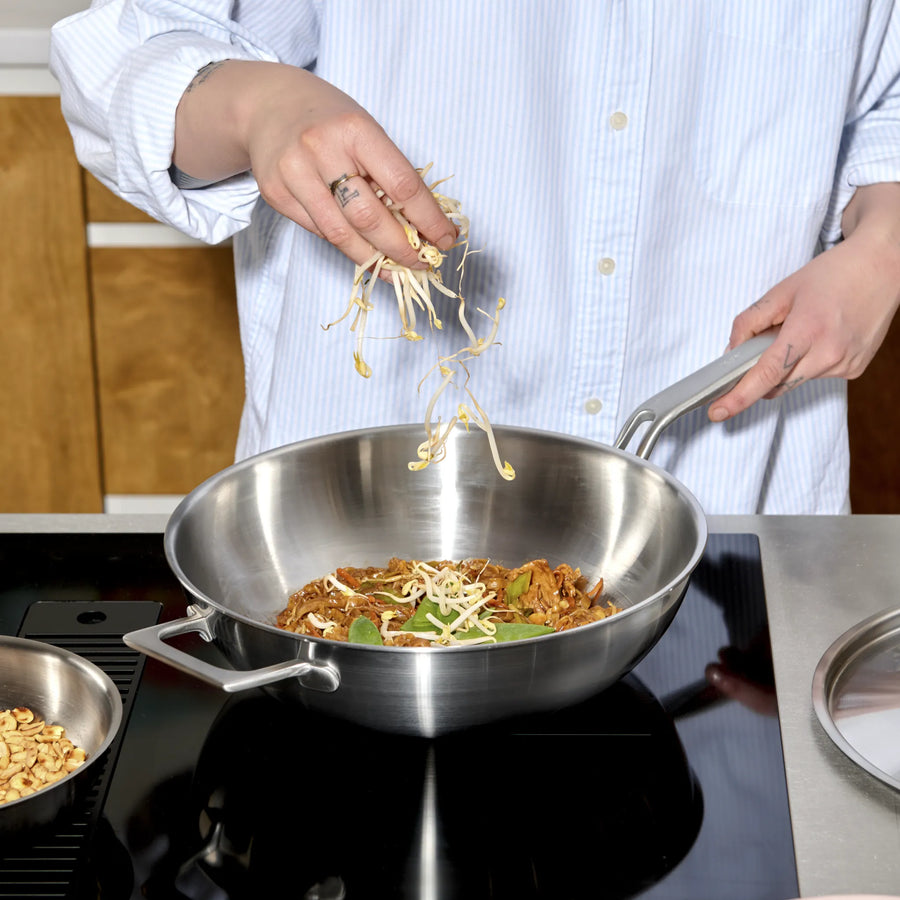 Wok pánev Lucca 4.0 Pro, ø 30 cm - Nerezová beznýtová pánev z vícevrstvé nerezové oceli s poklicí