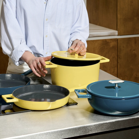 Kastrol Mattia 3.0, ø 26 cm (5,5 l) - Smaltovaný litinový kastrol s poklicí, lesklý máslově žlutý