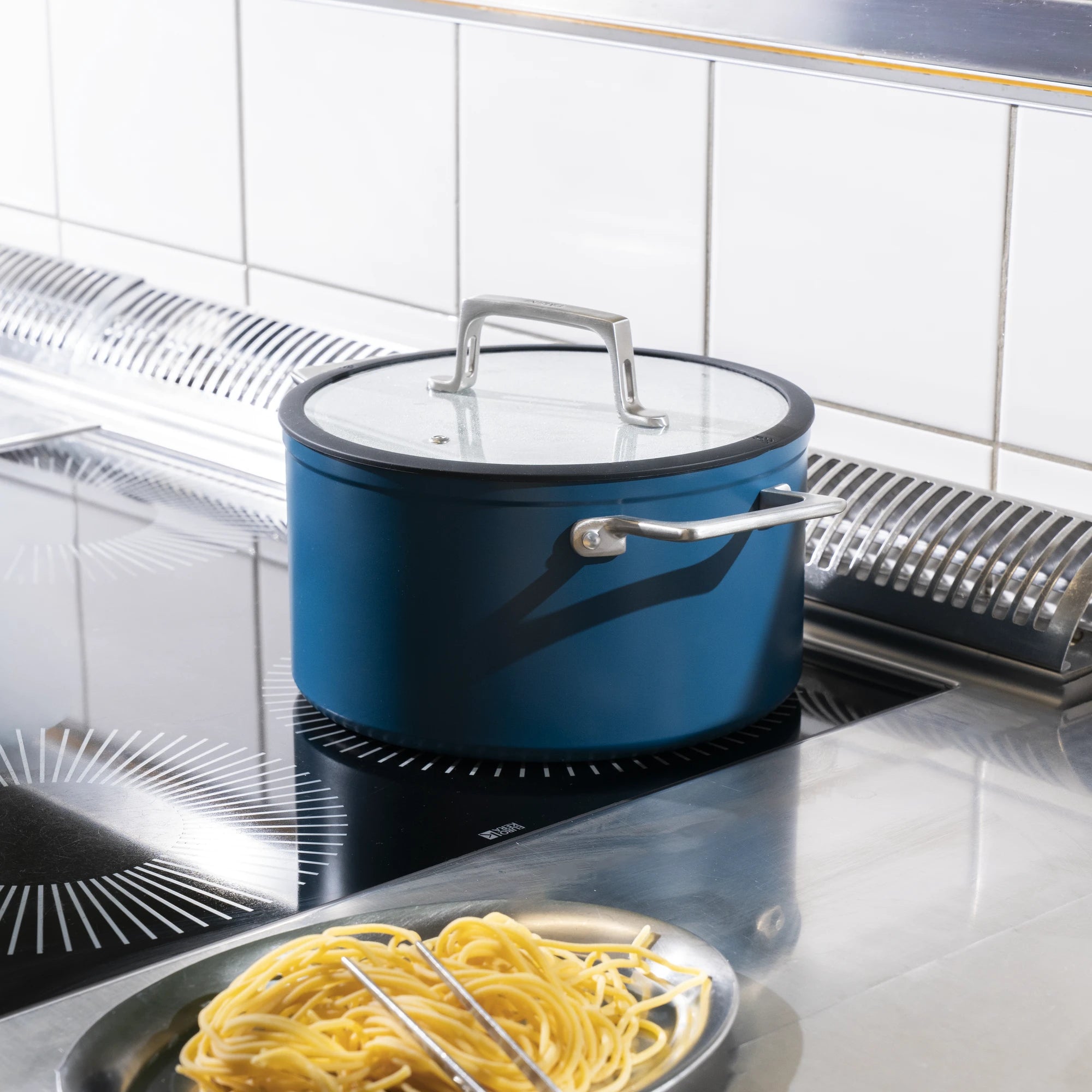 Hrnec Meda 4.0, ø 24 cm (5,5 l) - Nepřilnavý hrnec s keramickým povrchem s poklicí, modrý / 2. jakost