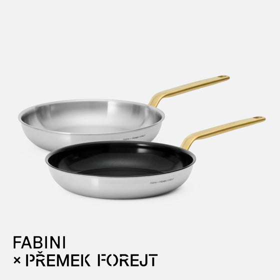 Sada pánví FABINI & Forejt, ø 26 cm, 2 díly - Nerezová beznýtová pánev z vícevrstvé nerezové oceli + nepřilnavá nerezová beznýtová pánev s keramickým povrchem z vícevrstvé nerezové oceli